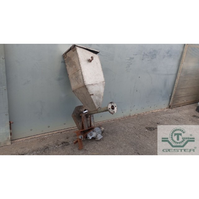 Material feeder