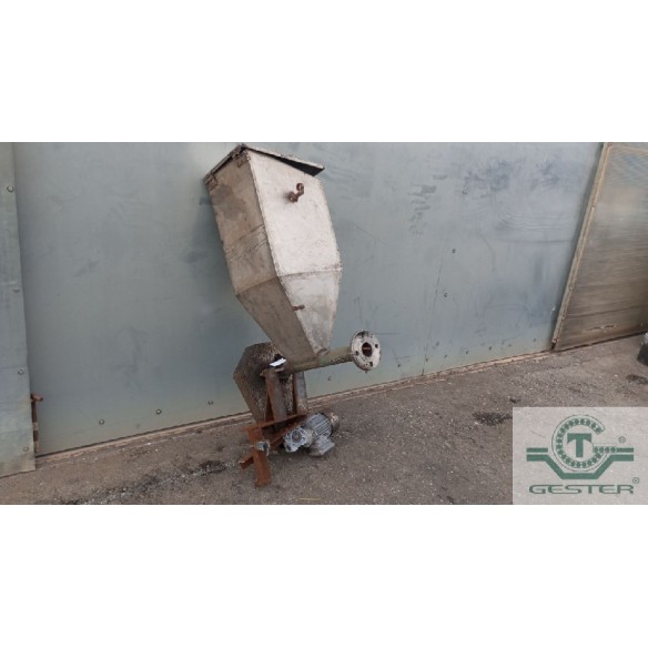 Material feeder