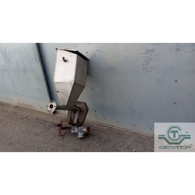 Material feeder