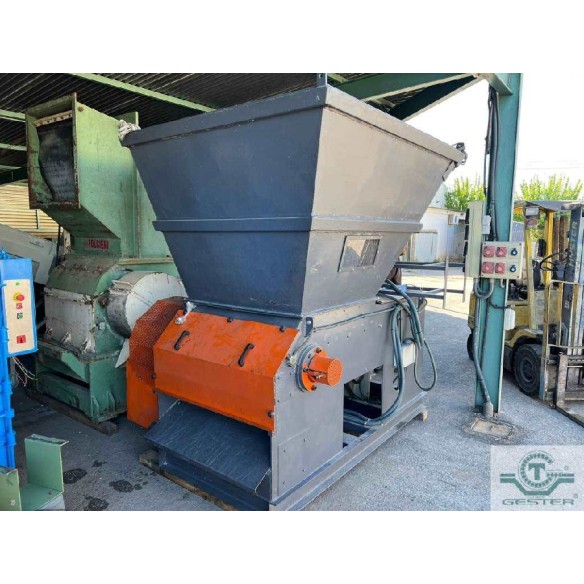 Single-shaft plastic shredder