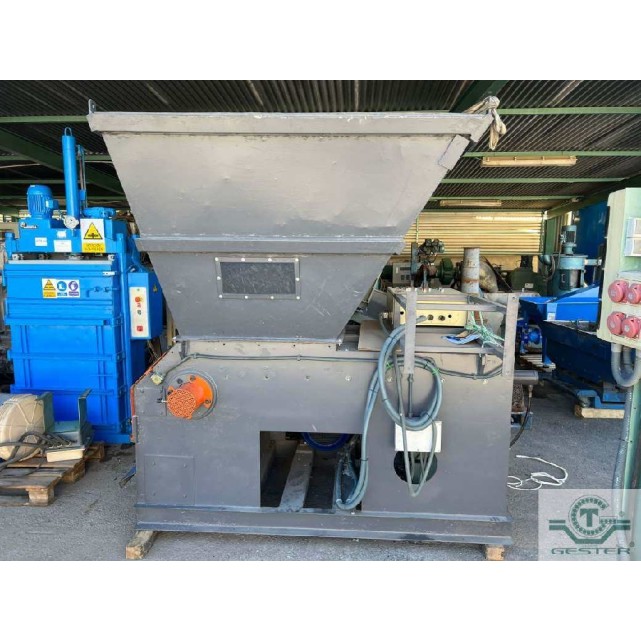 Single-shaft plastic shredder