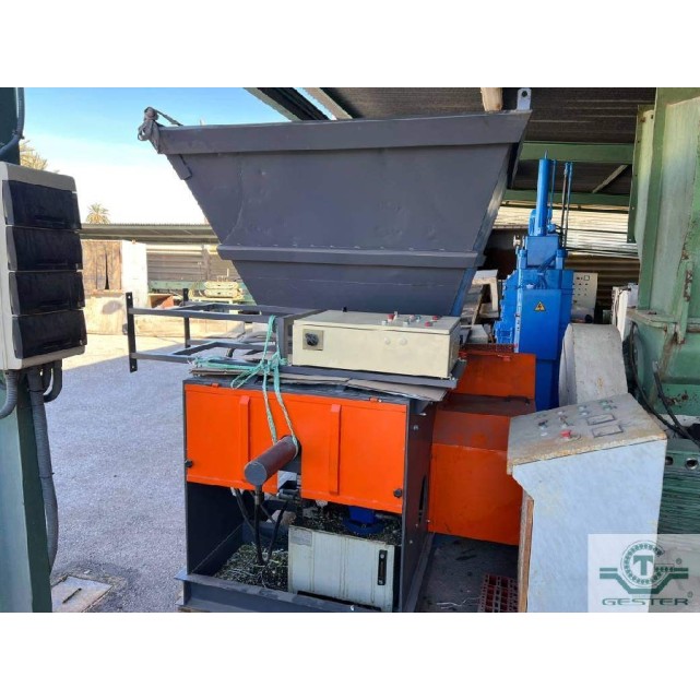 Single-shaft plastic shredder