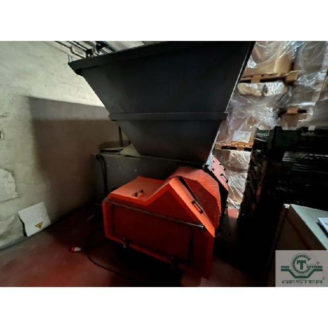 Single-shaft plastic shredder