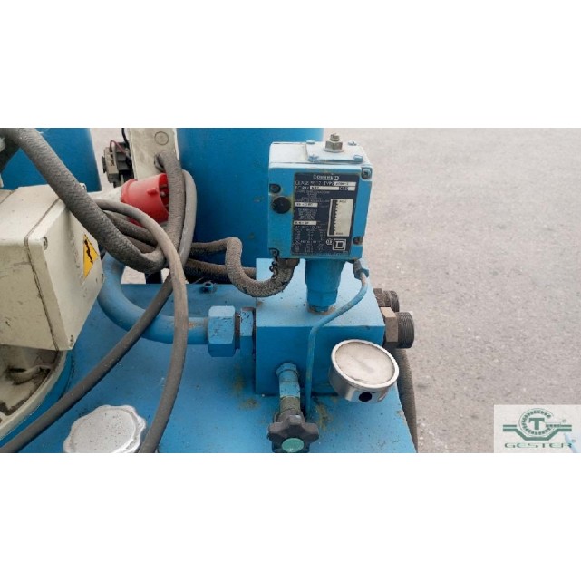 Hydraulic filter changer