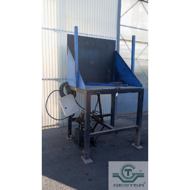 Hydraulic container tipper
