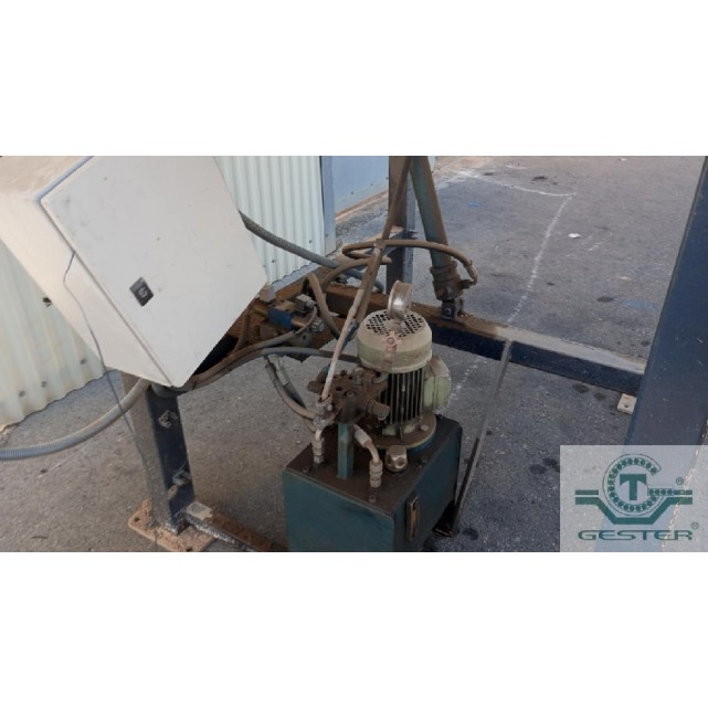 Hydraulic container tipper