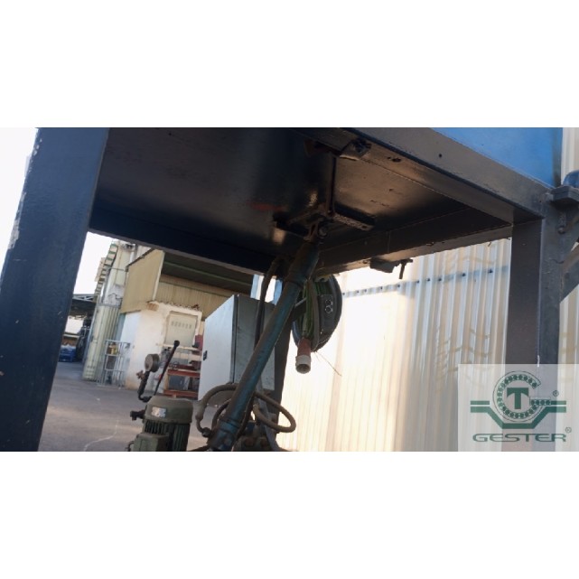 Hydraulic container tipper
