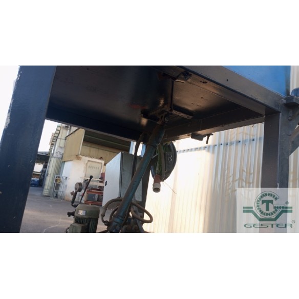 Hydraulic container tipper