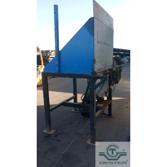 Hydraulic container tipper