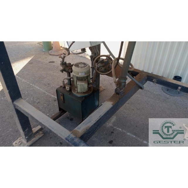 Hydraulic container tipper