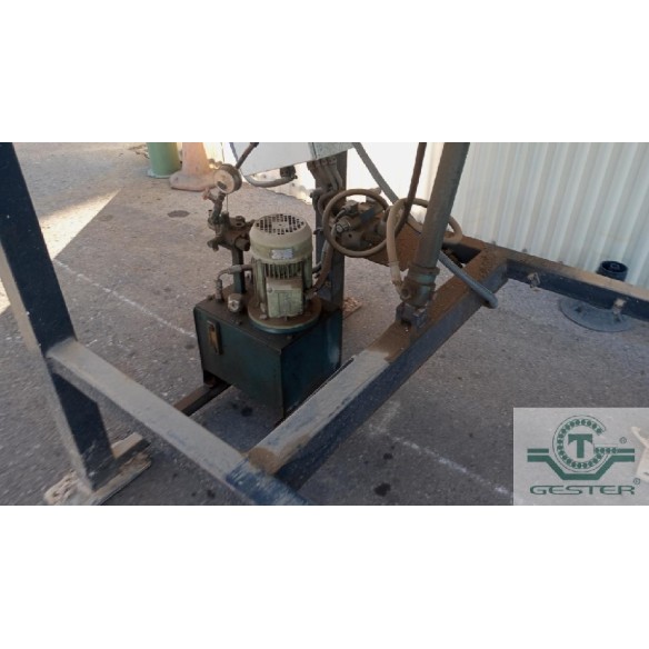Hydraulic container tipper