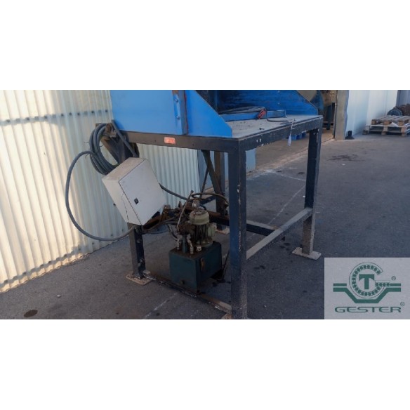 Hydraulic container tipper