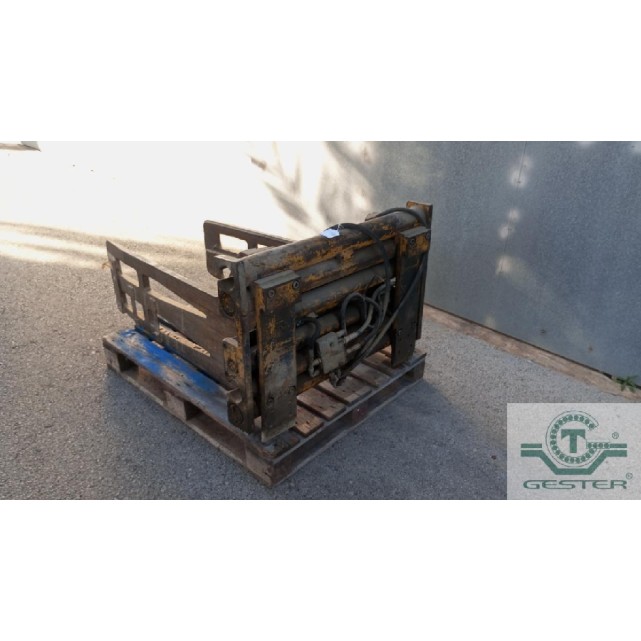 Hydraulic clamps for forklift