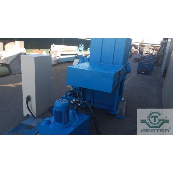 Single-shaft plastic shredder