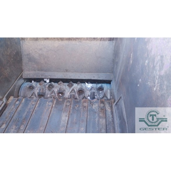 Single-shaft plastic shredder
