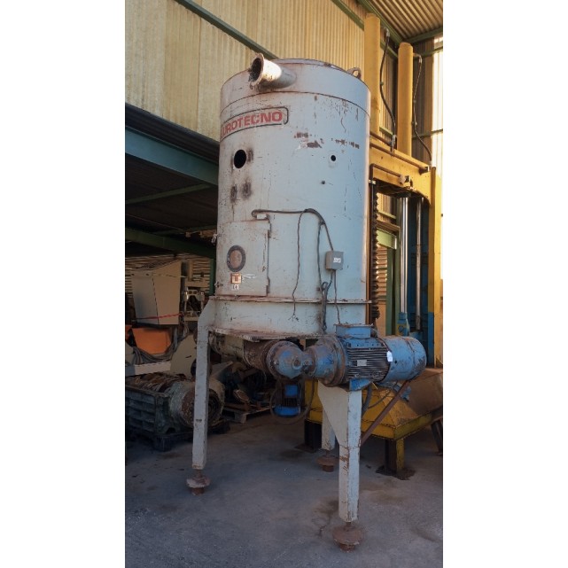 Horizontal forced feeder