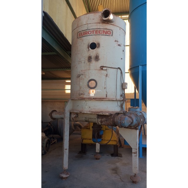Horizontal forced feeder