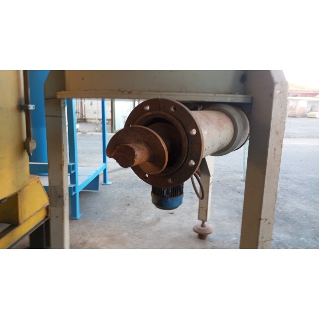 Horizontal forced feeder