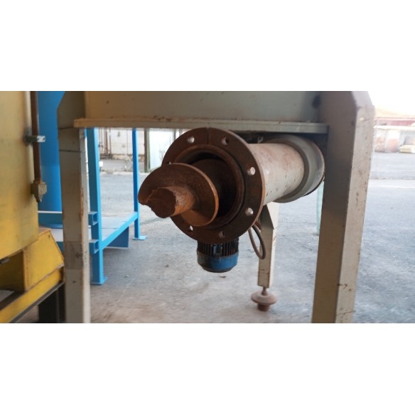 Horizontal forced feeder