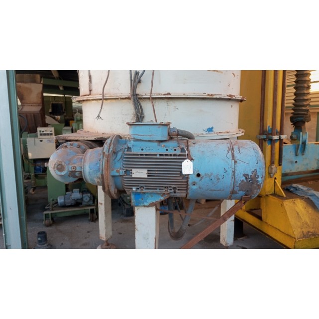 Horizontal forced feeder