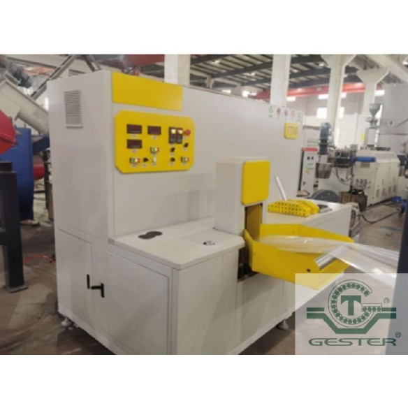 Pelletizing extruder