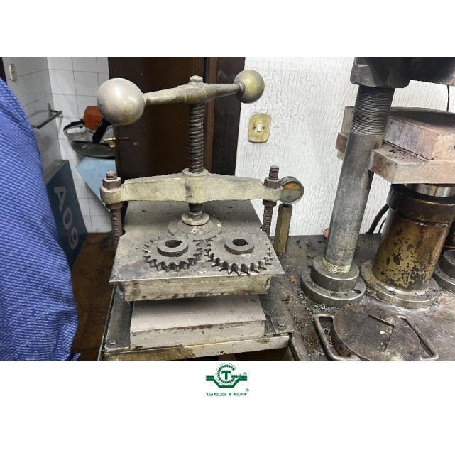 Manual press