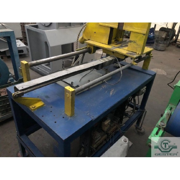 Profile cutting saw