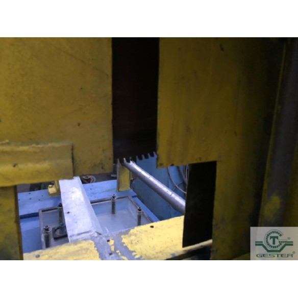 Profile cutting saw