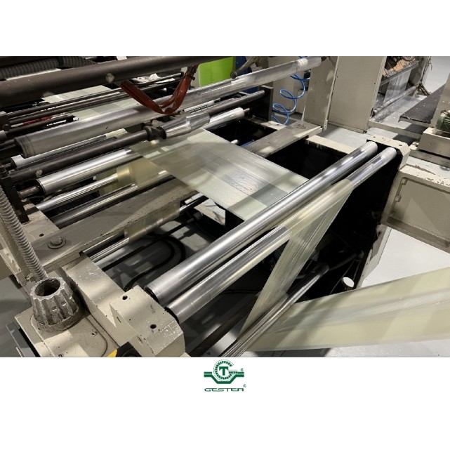 Bag manufacturing machine