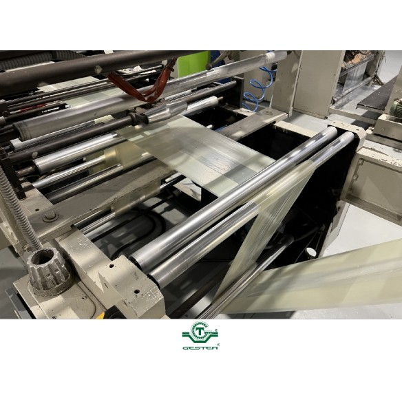 Bag manufacturing machine