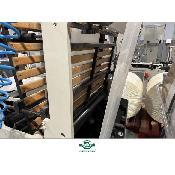 Bag manufacturing machine