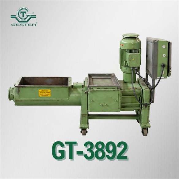 Grinder with blades