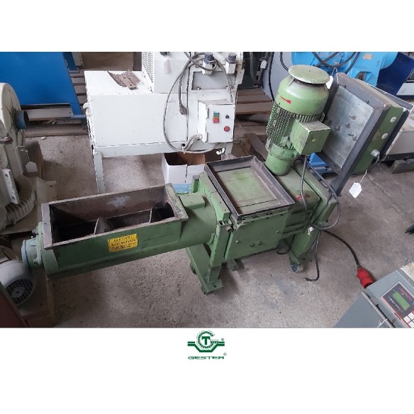 Grinder with blades