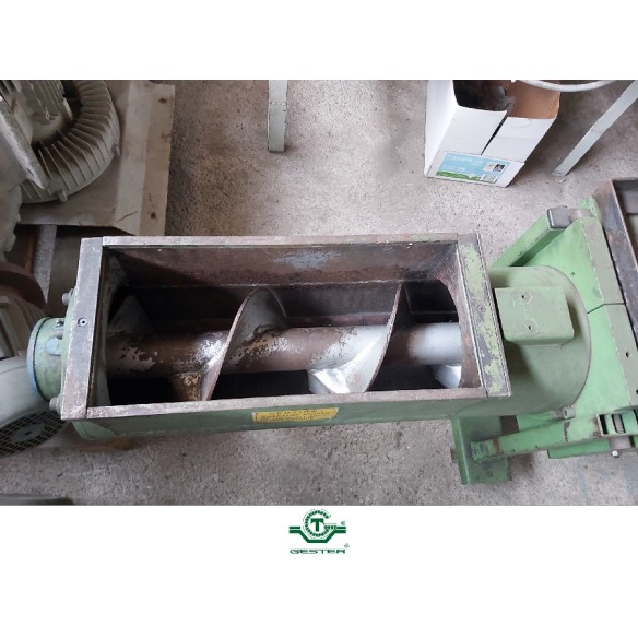 Grinder with blades