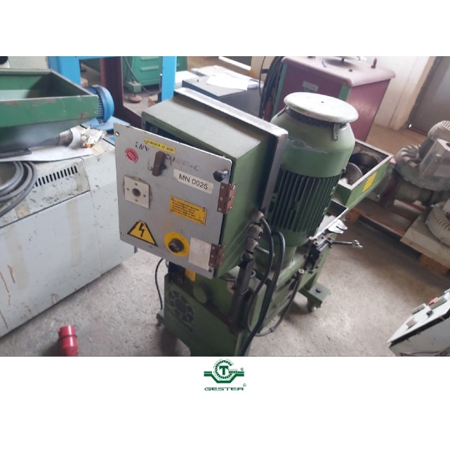 Grinder with blades