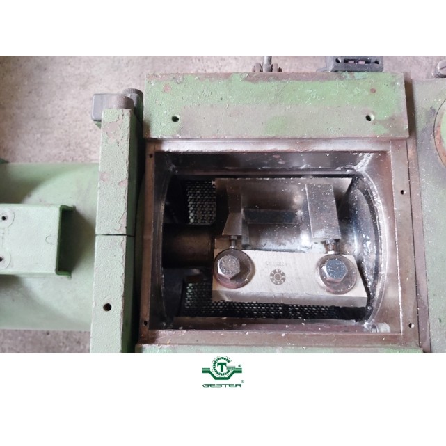 Grinder with blades