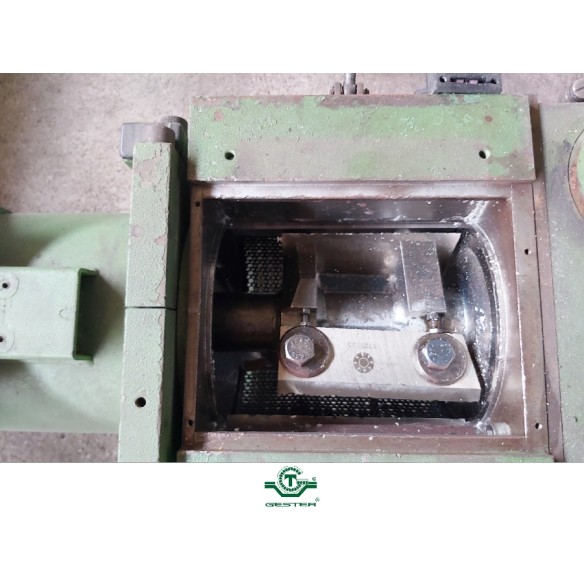 Grinder with blades