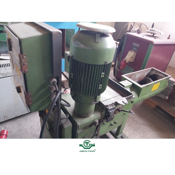Grinder with blades