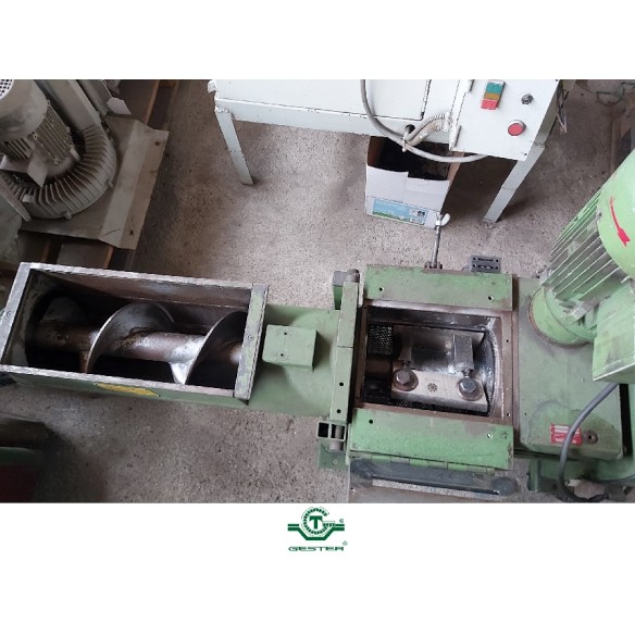 Grinder with blades