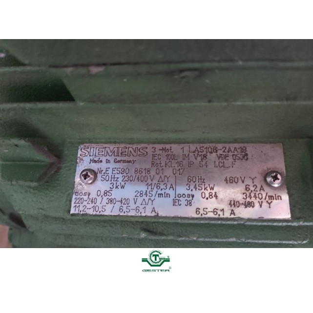 Grinder with blades