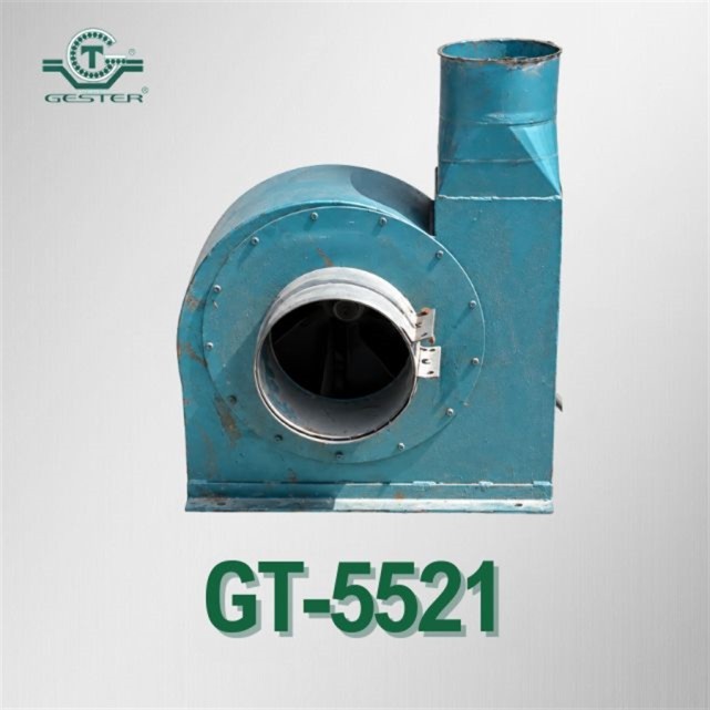 Vacuum conveyor for solid materials