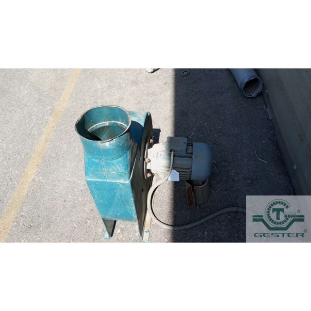 Vacuum conveyor for solid materials