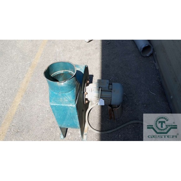 Vacuum conveyor for solid materials