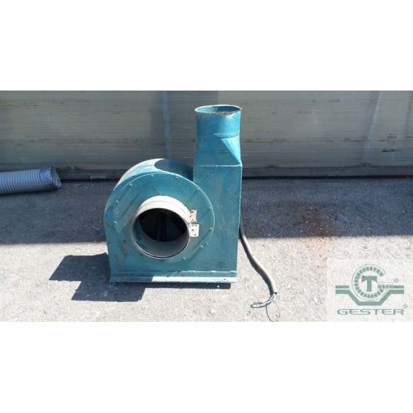 Vacuum conveyor for solid materials