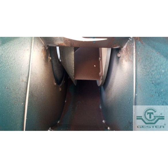 Vacuum conveyor for solid materials