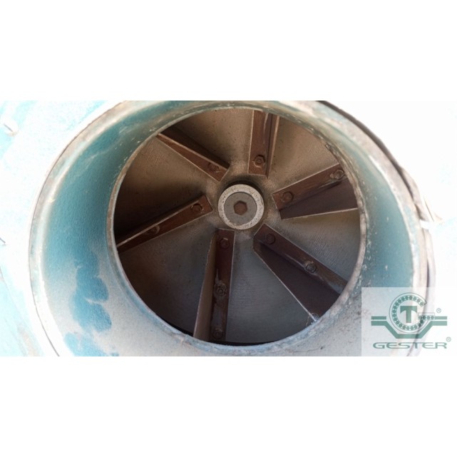Vacuum conveyor for solid materials
