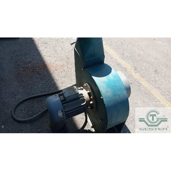 Vacuum conveyor for solid materials