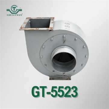 Vacuum conveyor for solid materials