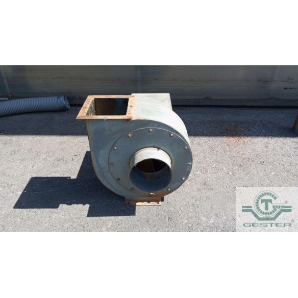 Vacuum conveyor for solid materials