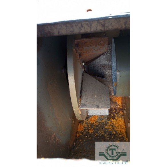 Vacuum conveyor for solid materials